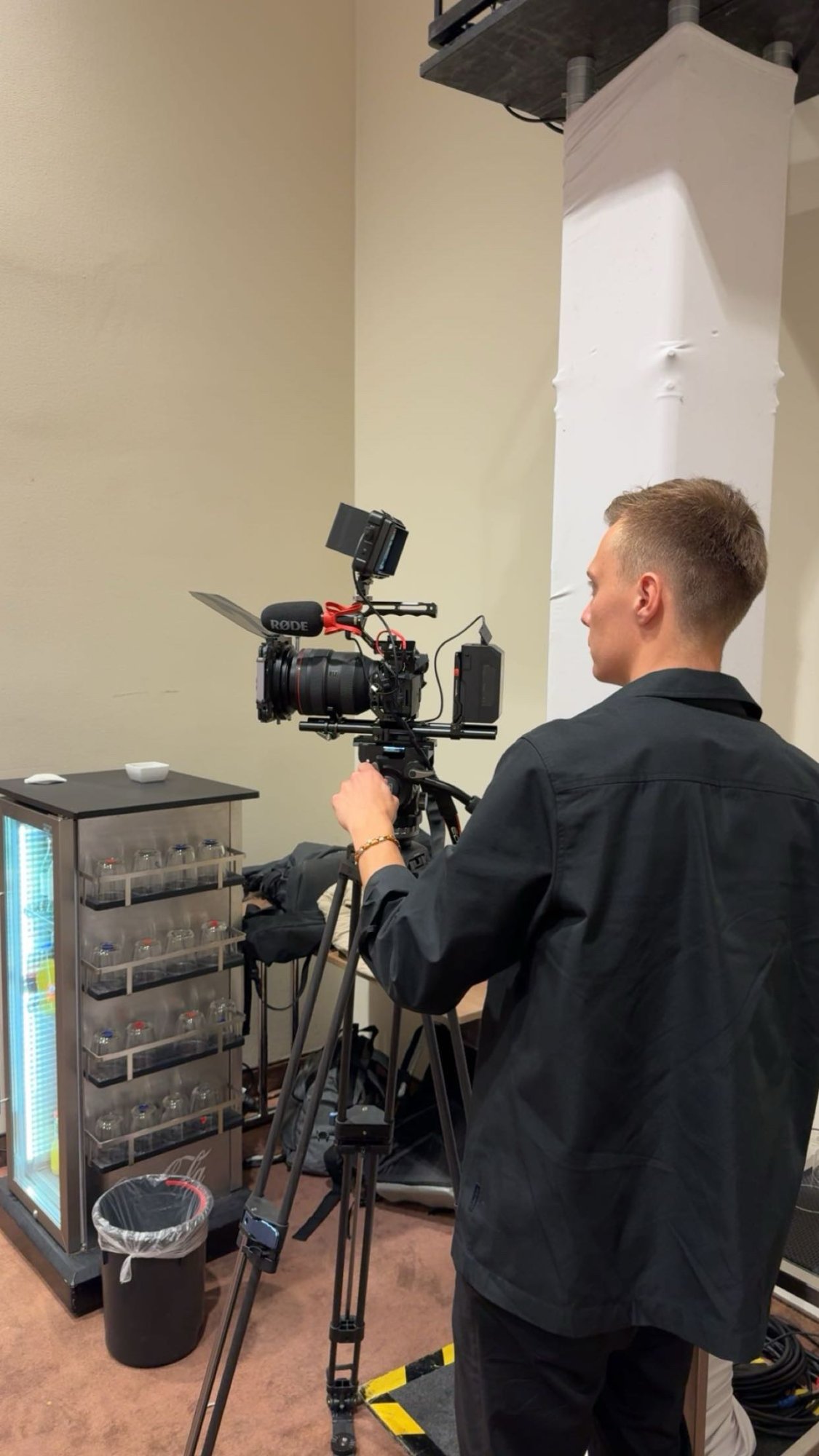 Kameramann bei einer Aufnahme mit professioneller Filmkamera